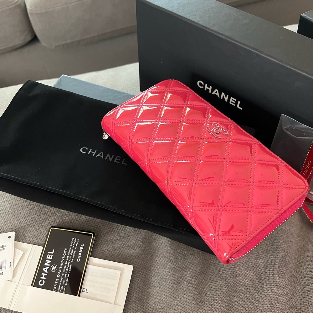 Chanel gusset zip wallet